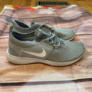 🩶 Gray women’s Nike sneakers❣️